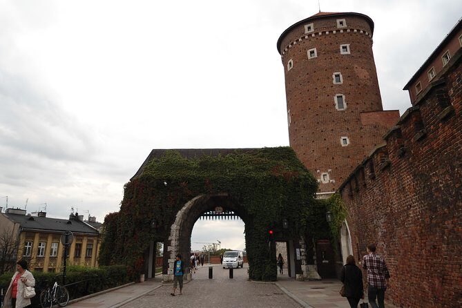 Krakow: Wawel Castle Guided Tour - The Group Experience and Practical Details
