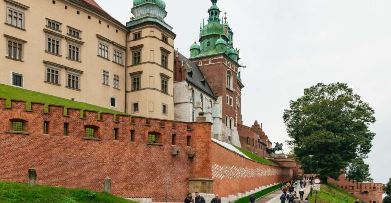 Krakow: Wawel Castle Guided Walking Tour - Key Points