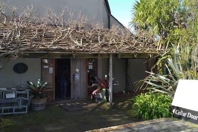 Kumeu Winery Boutique Tour with Gourmet Lunch from Auckland - FAQs