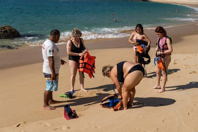 La Crucecita: Hiking and Snorkling/ Drinks and Fruits - An Overview of the Experience