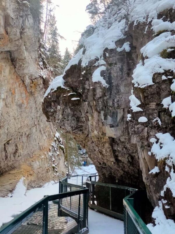 Lake Louise, Johnston Canyon Bow Falls Surprise Corner Tour - Bow Falls and Surprise Corner: The Final Highlights