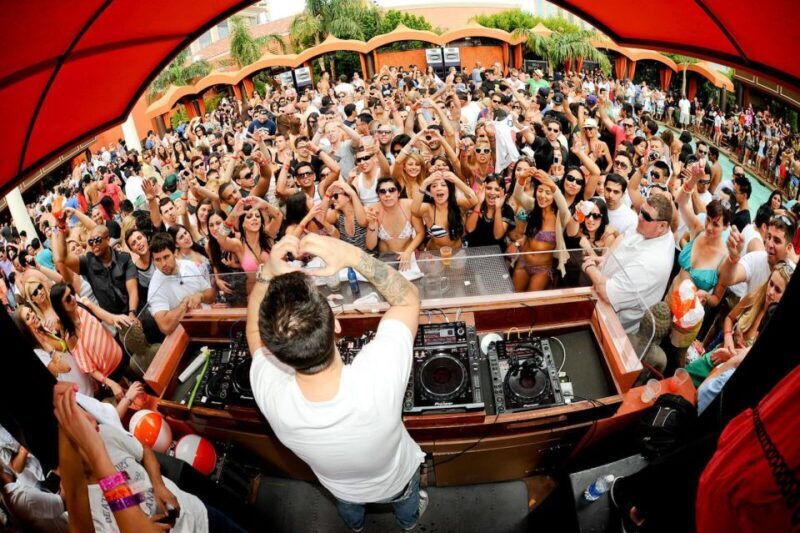 Las Vegas EDM Pool Crawl - What to Expect from the Las Vegas EDM Pool Crawl