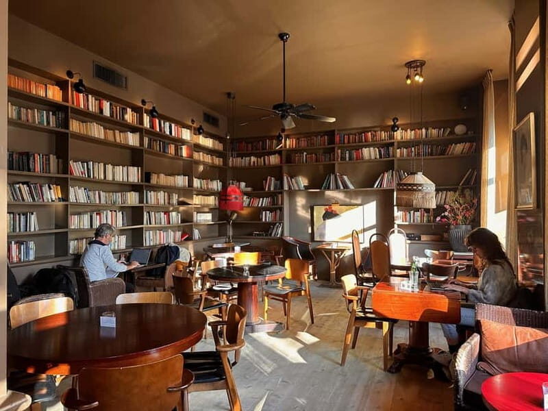 Learn French over a Parisian snack a few steps from the Louvre - Key Points