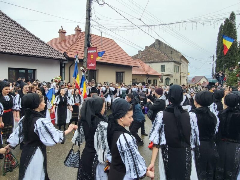 Learning toghether Transylvanian dances in Sibiu - Who Should Consider This Experience?