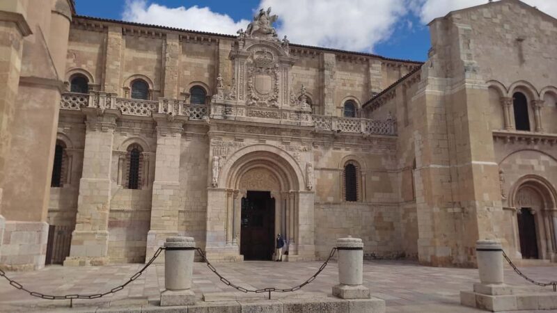 León: Private tour with a local art historian - What’s Included and What’s Not
