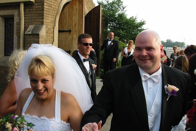 Lincoln MKT Limousine Traverse City Wedding Shuttle - FAQ