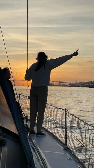 Lisboa:Sunset Sailing Tour at Tagus River with welcome drink - Key Points