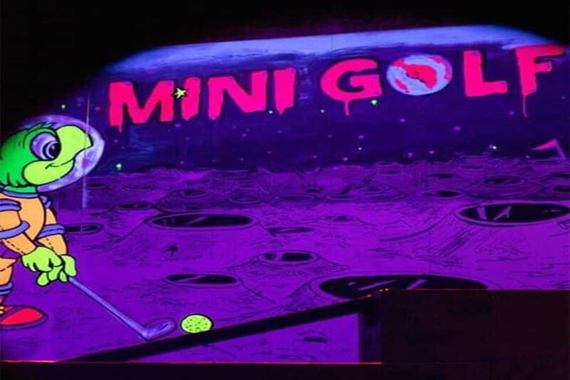 Lisbon: 18-Hole Indoor Minigolf Ticket with Bar Area - The Experience in Detail