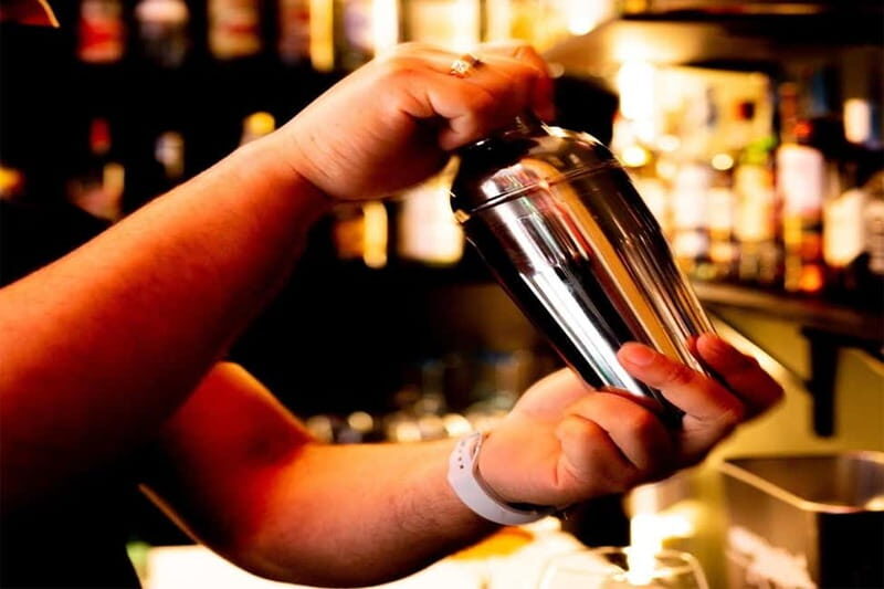 Lisbon: 18-Hole Indoor Minigolf Ticket with Bar Area - The Sum Up