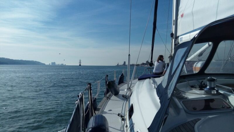 Lisbon: 2-Hour Sailing Yacht Cruise & Guided Tour w/2 drinks - Key Points