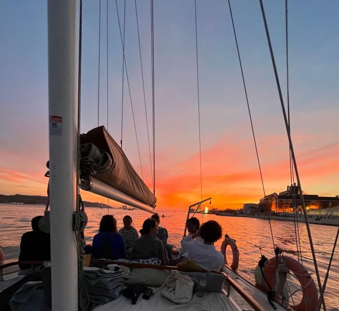Lisbon: 2H Sunset Boat Cruise Tour with Drinks - FAQs
