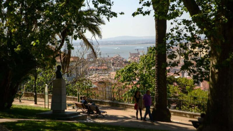 Lisbon: 3-hour tour in German to all viewpoints with local guide - In Summary