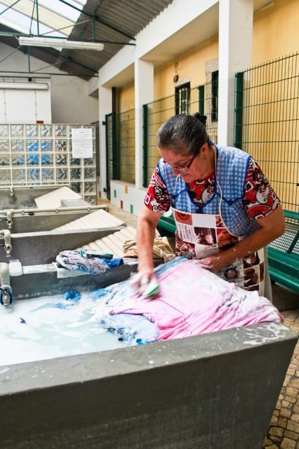 Lisbon: Alfama and São Jorge Castle Quarters Walking Tour - Key Points