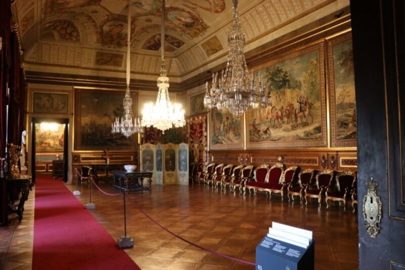 Lisbon: Private Historical Tour to Queluz and Ajuda Palaces - Exploring the Palácio de Queluz