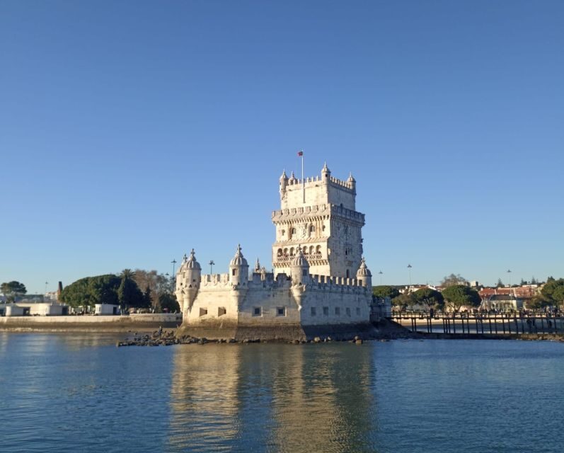 Lisbon: Private Sunset Sailboat Tour with Welcome Drink - Lisbon: Private Sunset Sailboat Tour with Welcome Drink