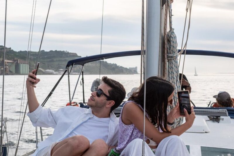 Lisbon: Private Sunset Sailing Tour with drinks - FAQs