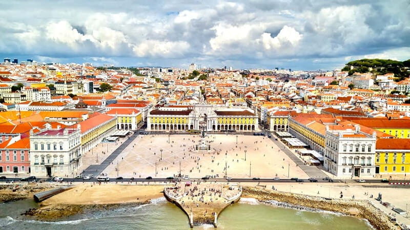 Lisbon: Private Tuktuk Tour with History & Music - Key Points