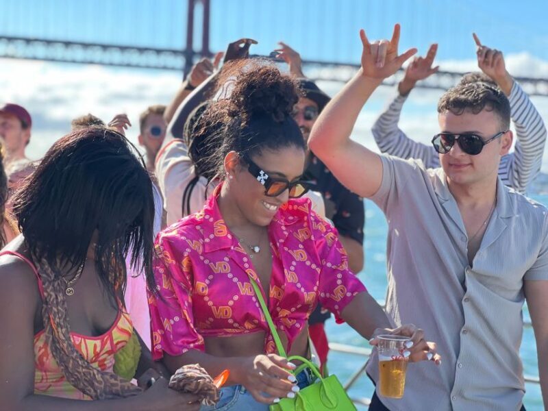 Lisbon: Splash Boat Party the only all inclusive party + SUP - What You Will Experience Step by Step