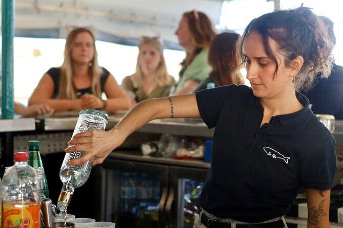 Lisbon: Sunset on board with music & drinks - The Experience: What You Can Expect