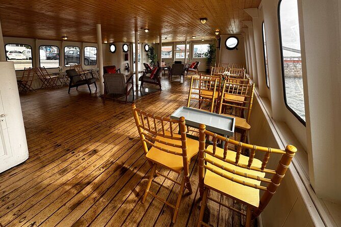 Lisbon: Sunset on board with music & drinks - FAQ