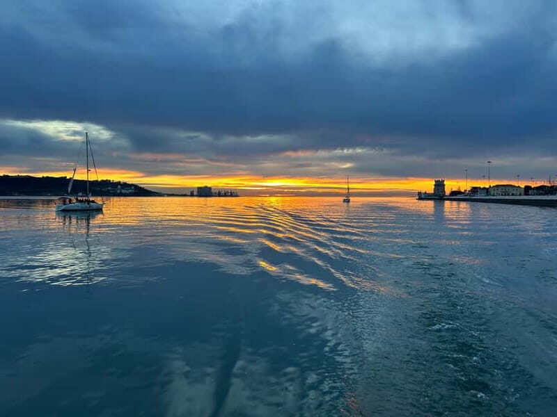 Lisbon: Sunset Sailing Boat Tour with Drinks - Key Points