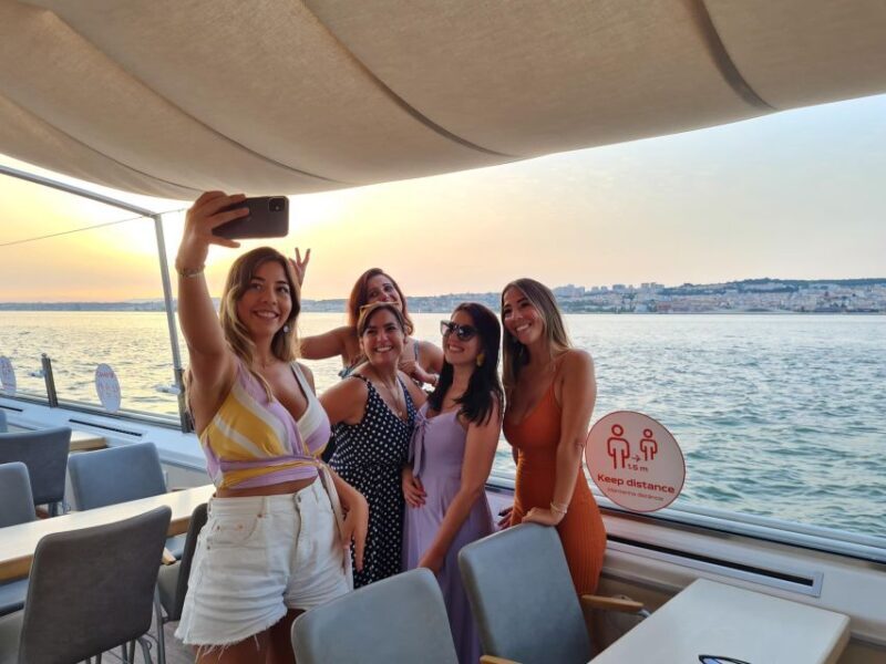 Lisbon: Tejo River Sunset Cruise with Welcome Drink - Key Points