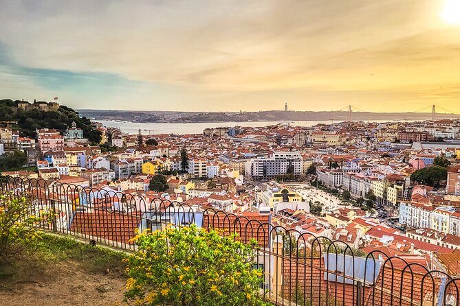 Lisbon tour Oldtown & Viewpoints on a tuktuk - Key Points