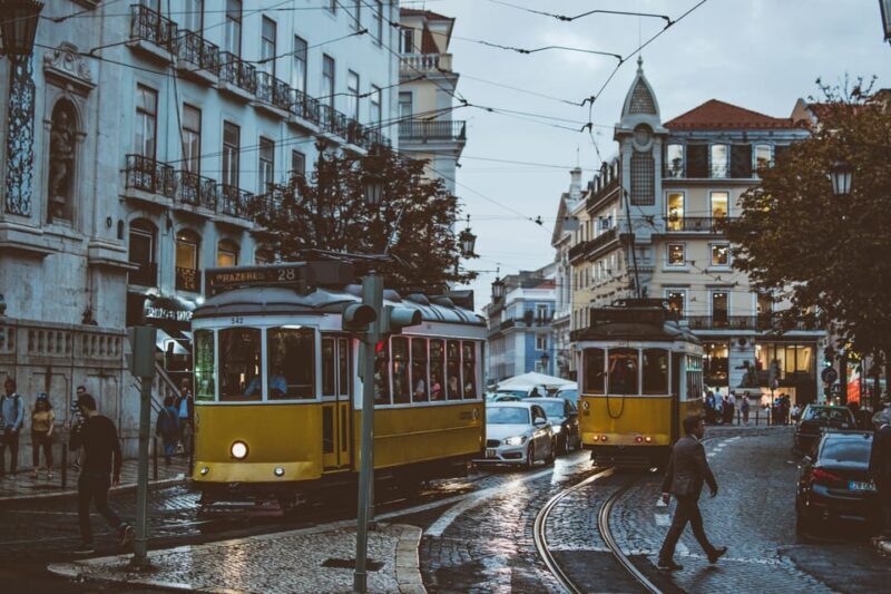 Lisbon Tour with a Local Guide. Private Car + walking tour - Key Points