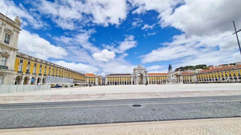 Lisbon: Tuk Tuk 2H Tour Lisbon with a Old Timer - A Deep Dive into the Experience