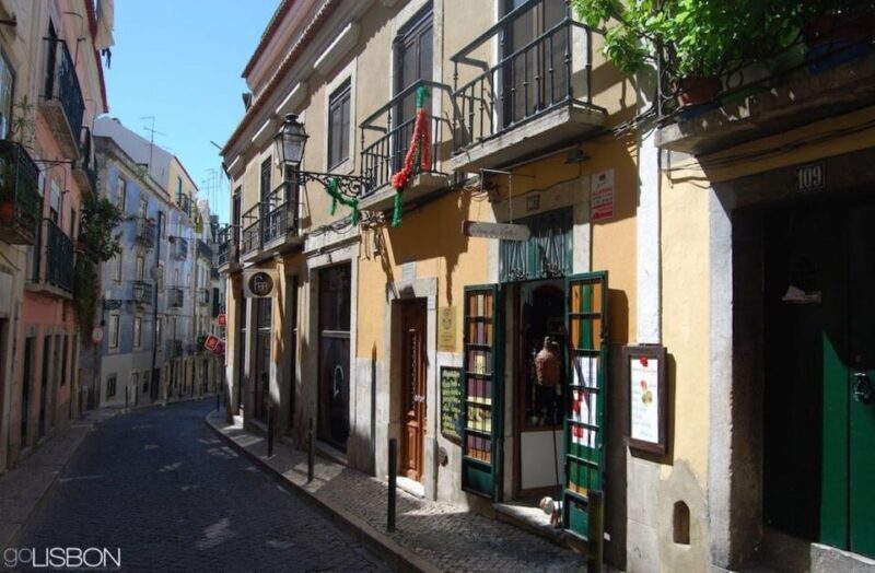 Lisbon: Tuk Tuk tour, Cascais tour, and Dinner all in one - Who is this tour best for?
