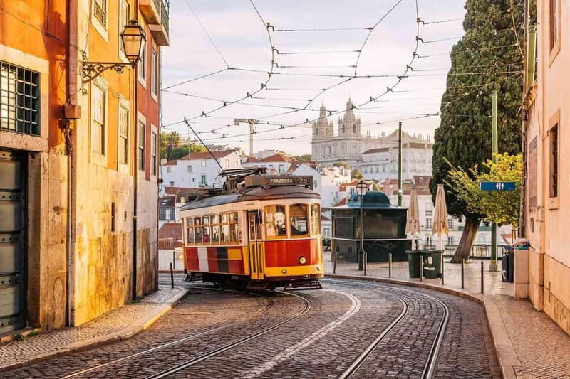 Lisbon: Walking Tour in Chinese - Key Points