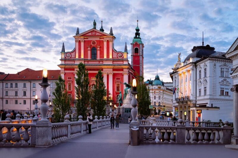 Ljubljana: 2.5h walking tour with local guide - Key Points