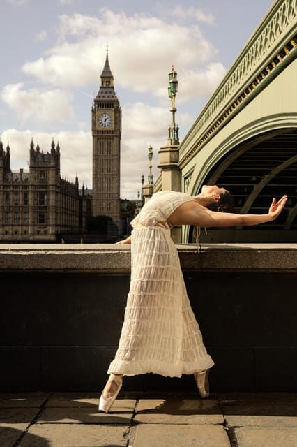 London: 1980s-Inspired Photoshoot at Iconic Landmarks - Key Points