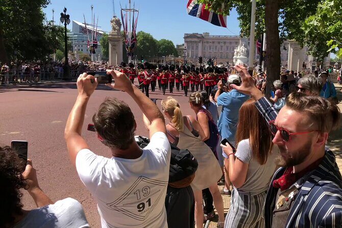 London Bike Tour: Landmarks, Secret Gems, Pub Stop & Street Art - FAQ