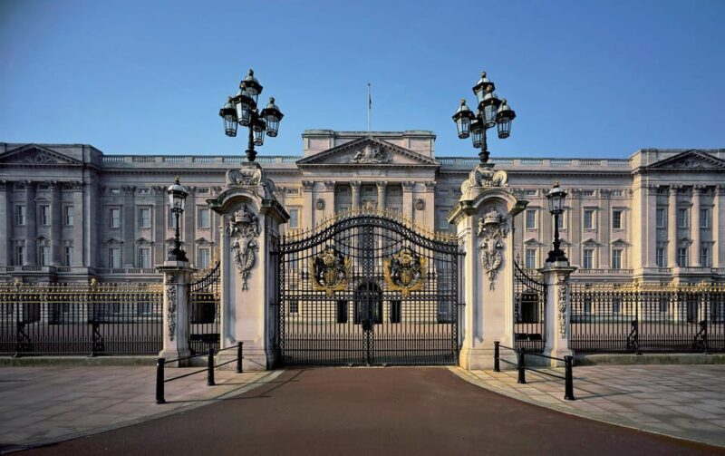 London: Changing of the Guard and Royal Palaces Walking Tour - Key Points