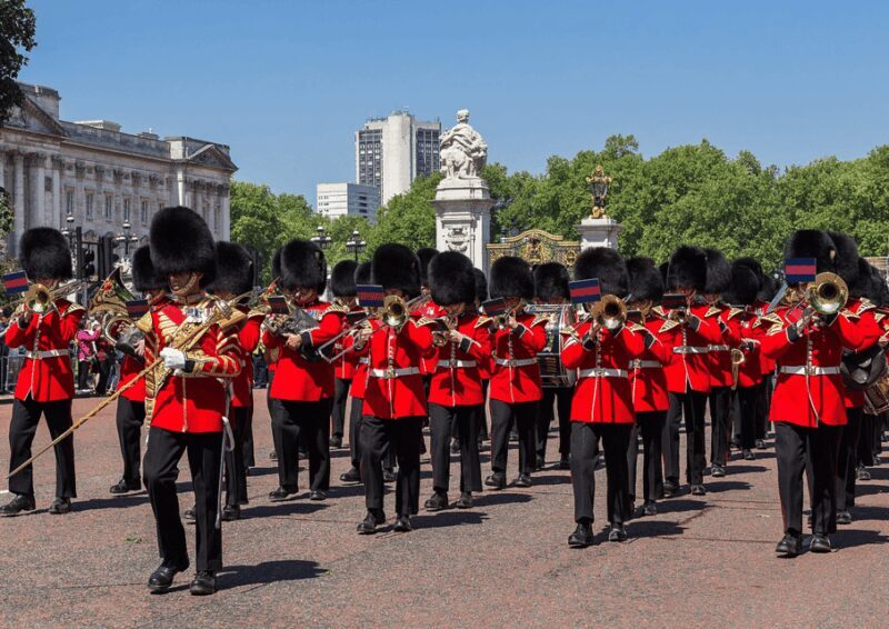 London: Changing of the Guard and Royal Palaces Walking Tour - An In-Depth Look at the Tour Experience