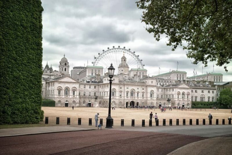 London: Changing of the Guard Experience with a Historian - A Closer Look at the Experience
