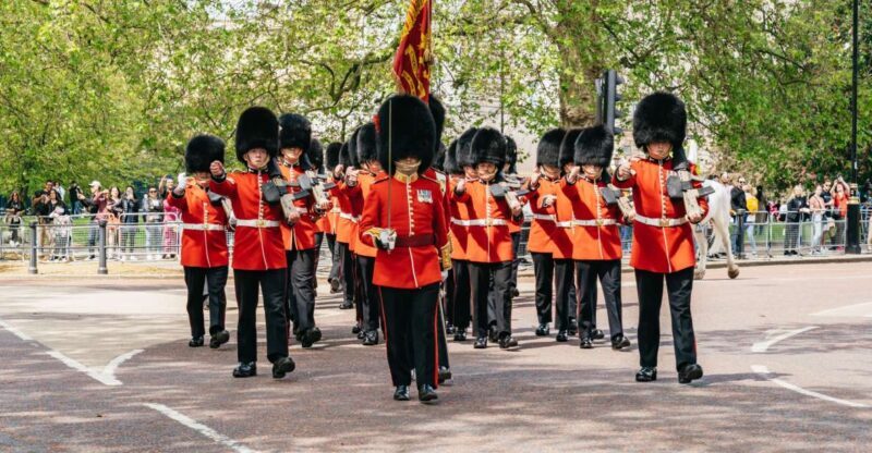 London: Changing of the Guard Tour by Buckingham Palace - A Closer Look at the Tour Experience