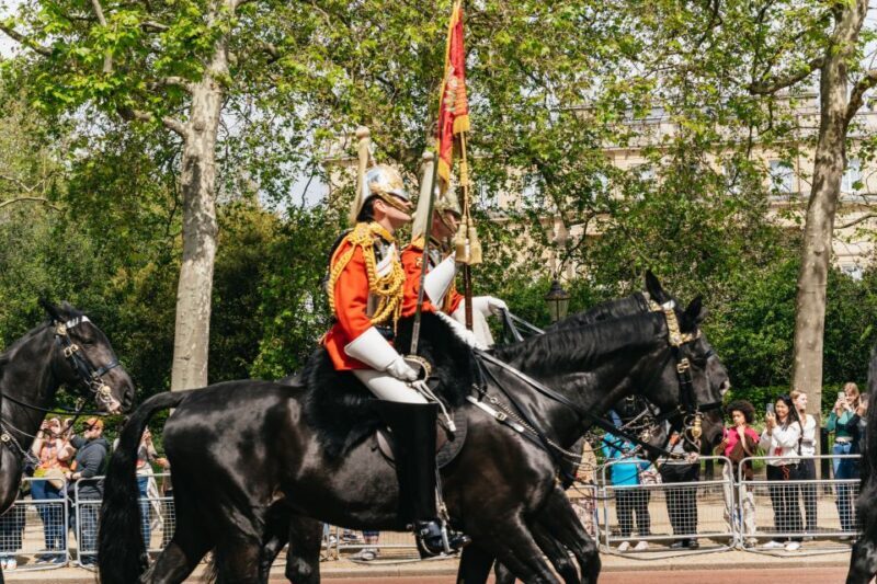 London: Changing of the Guard Tour by Buckingham Palace - The Importance of a Guided Tour