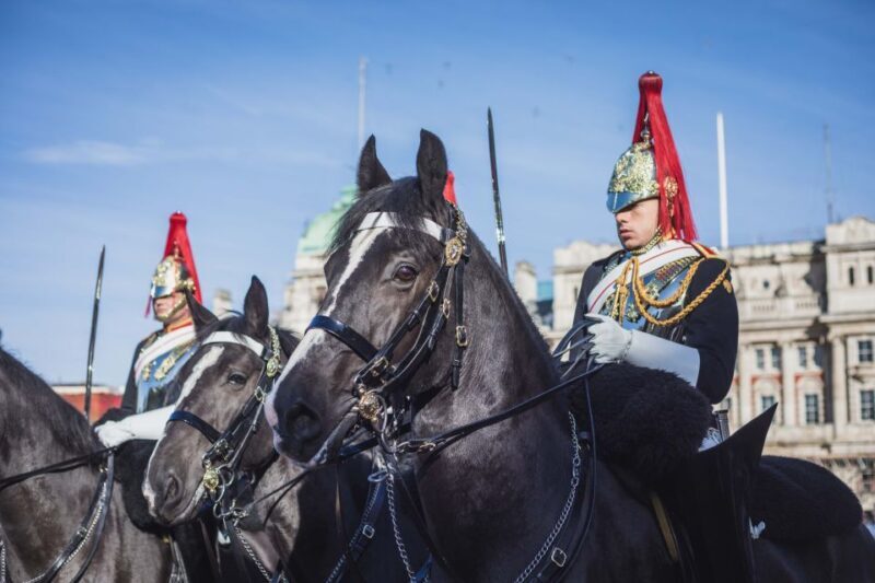 London: Changing of the Guard Walking Tour - An engaging way to witness a London tradition
