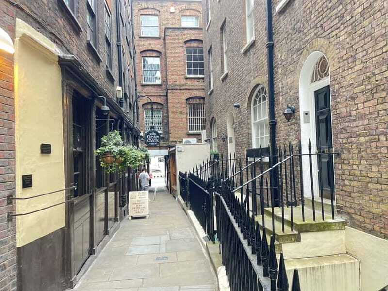 London: Charles Dickens Walking Tour for Small Groups - Exploring Dickens’s London: An Authentic Walk Through History