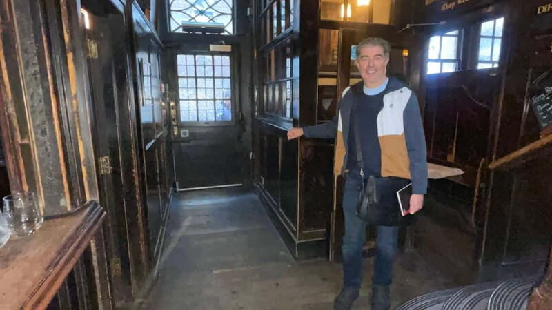 London: Charles Dickens Walking Tour for Small Groups - Authenticity & Expert Guidance