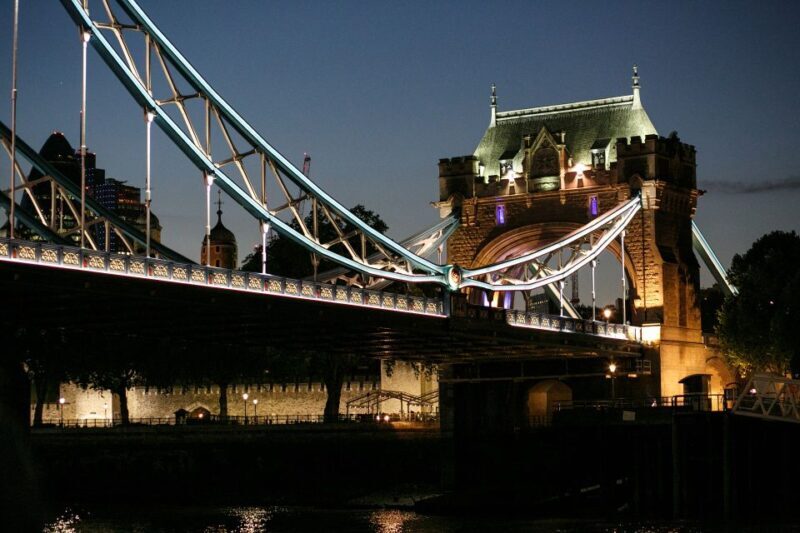 London: Murder Mystery Cruise With 3-Course Dinner - Key Points