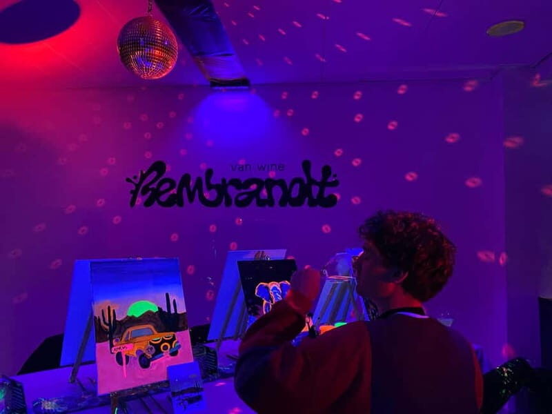 London: Paint and Sip in the Dark with Bottomless Drinks - The Vibe and Atmosphere
