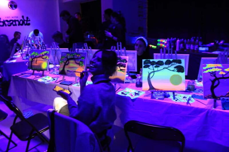 London: Paint and Sip in the Dark with Bottomless Drinks - Accessibility and Practical Details