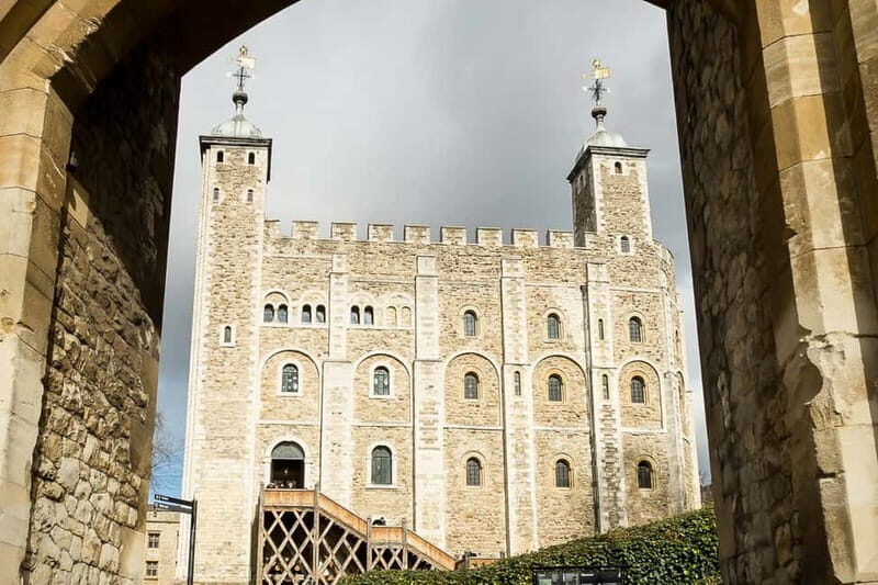 London: Tower of London and Crown Jewels Exhibition Ticket - Guides and Tours: Adding Personality and Depth