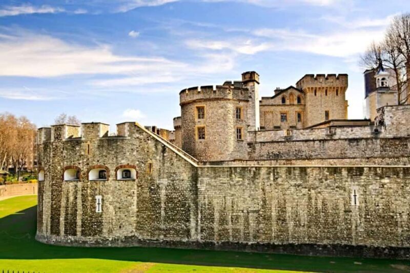 London: Tower of London and Crown Jewels Private Guided Tour - A Closer Look: What to Expect on This Private Tour