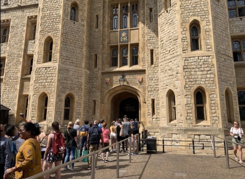 London: Tower of London Guided Tour with Boat Ride - Approaching the Tower of London