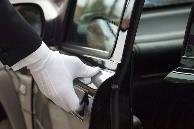 Low Cost :- Hire Full or Half Day Executive Luxury Car Services in Toronto - Why It’s a Good Deal for the Right Travelers