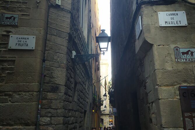 Lucas Hidden Old Barcelona: the Gothic and El Born Tour - Exploring the Gothic Quarter